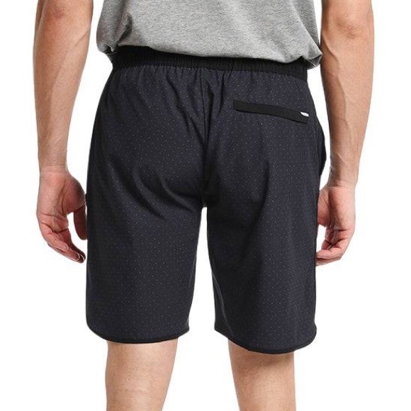 Vuori Mens 7” Banks Shorts size XL in Black Microdot - Picture 2 of 9